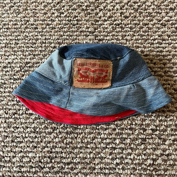 Levi’s Bucket Hat - Picture 2 of 5